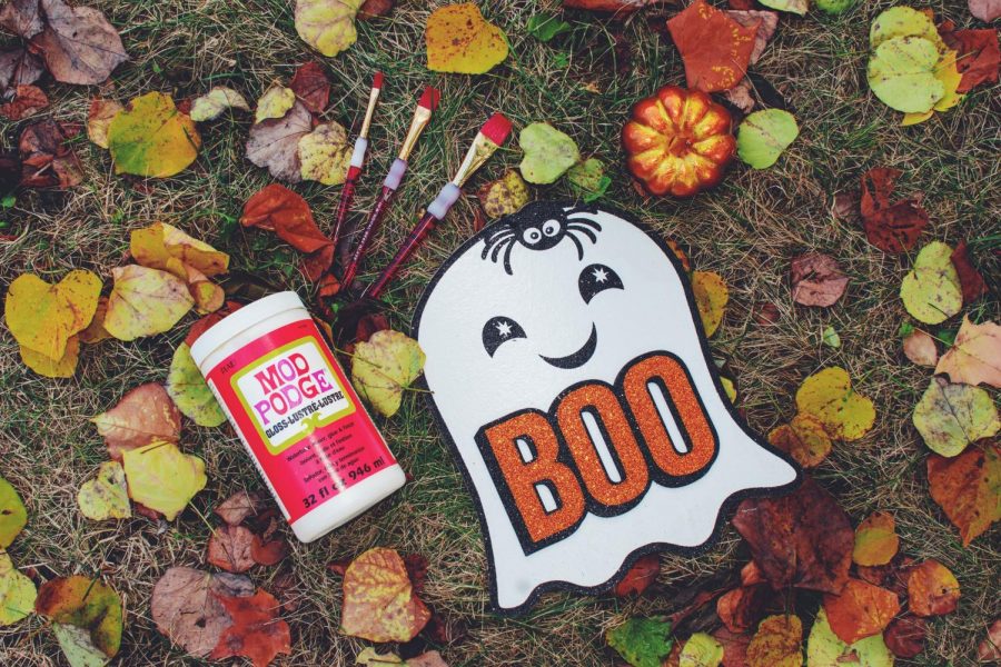 This ghost craft is an inexpensive way to decorate for the Fall season.