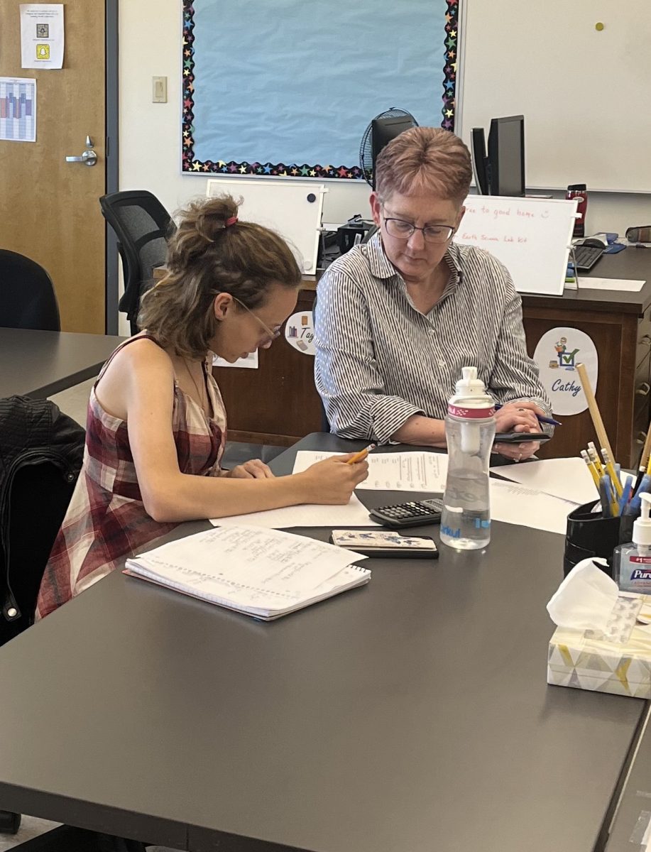 Experience VU math peer tutor Cathy Strange helps student Kiersten Page with simple discount notes. 
